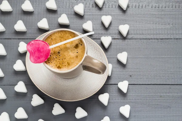 Tasse bonbons de café en forme de coeur sucettes cubes de sucre — Photo