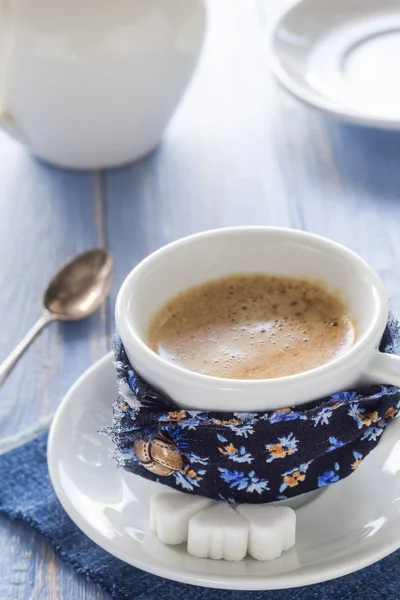 Xícara de café preto madeira bordo marrom branco jarro leite — Fotografia de Stock