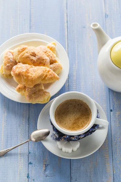 Xícara de café placa de madeira preta marrom jarro branco croissants leite — Fotografia de Stock