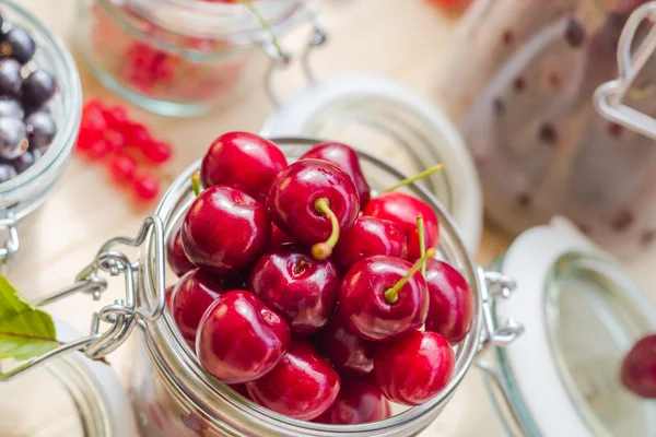 Vista dall'alto frutta estiva preparata Conservazione — Foto Stock