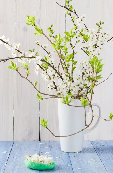 Florero de ramas florecientes Bodegón —  Fotos de Stock