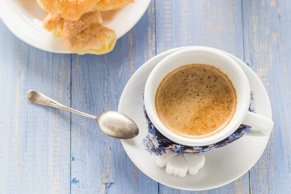 Tazza di caffè nero bordo di legno marrone bianco latte cornetti — Foto Stock