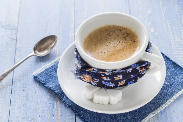 Kávy šálek černé dřevěné desce hnědý bílé mléko — Stock fotografie
