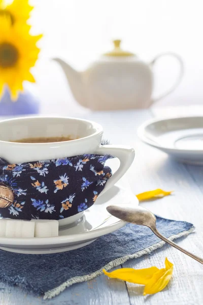 Koffie beker zwarte houten bord bruin wit kruik melk zonnebloem — Stockfoto