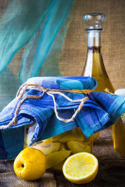 Alkohol Glas Quittenlikör geschnittene Früchte bereiten hölzernen Rahmen — Stockfoto