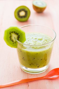 Sağlıklı bir diyet meyve suyu kivi ahşap masa