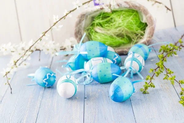 Ver huevos de Pascua ramas de primavera —  Fotos de Stock