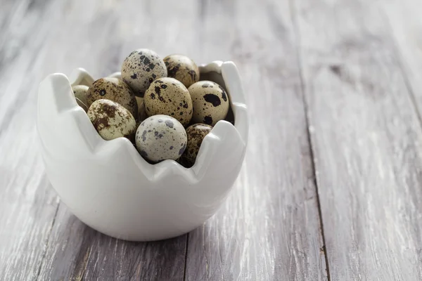 Pequeños huevos de codorniz plato de mesa de madera — Foto de Stock
