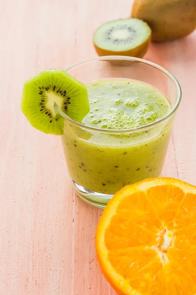 Alimentación saludable zumo de frutas kiwi naranja mesa de madera — Foto de Stock