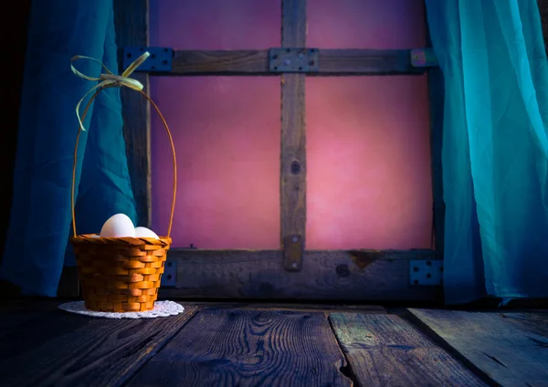 Cesta janela de mesa de ovos de Páscoa — Fotografia de Stock