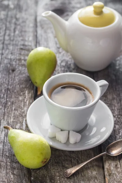 Καφέ φλιτζάνι μαύρο καφέ ξύλινη σανίδα αχλάδια λευκό κανάτα — Φωτογραφία Αρχείου