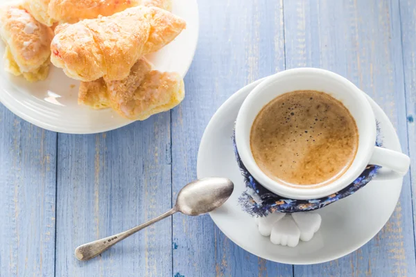 Kávy šálek černé dřevěné desce hnědý bílé mléko croissanty — Stock fotografie