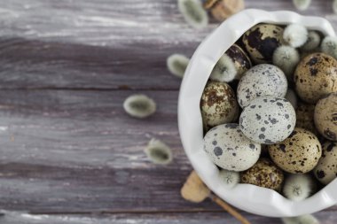 Küçük Bıldırcın yumurta ahşap masa yemek veritabanı dağınık