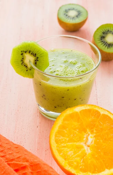 Healthy diet fruit juice kiwi orange wooden table — Stock Photo, Image