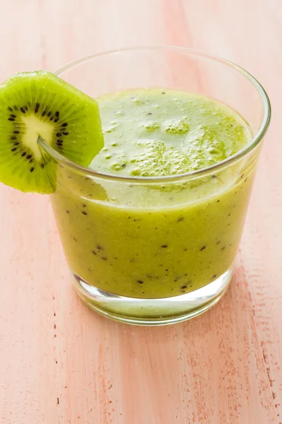 Dieta saudável suco de frutas kiwi mesa de madeira — Fotografia de Stock