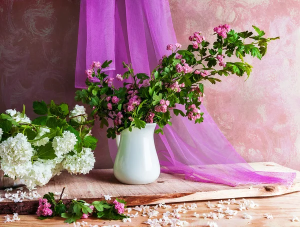 Still Life buket tjørn viburnum kviste blomster - Stock-foto