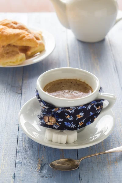 Xícara de café placa de madeira preta marrom jarro branco croissants leite — Fotografia de Stock