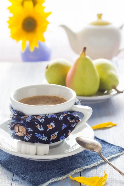 Кофейная чашка черная деревянная доска коричневый белый кувшин молоко горох подсолнух — стоковое фото