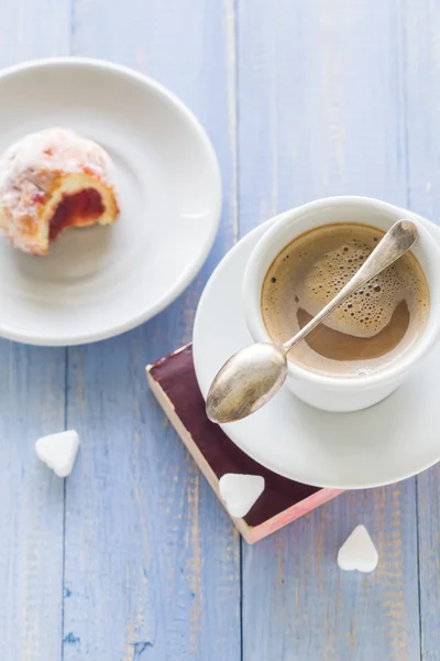 Kaffekopp mjölk söt dessert biten donuts florsocker — Stockfoto