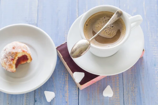 Kaffekopp mjölk söt dessert biten donuts florsocker — Stockfoto