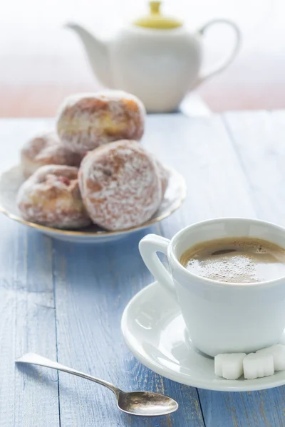 Café taza de leche dulce postre rosquillas glaseado azúcar — Foto de Stock