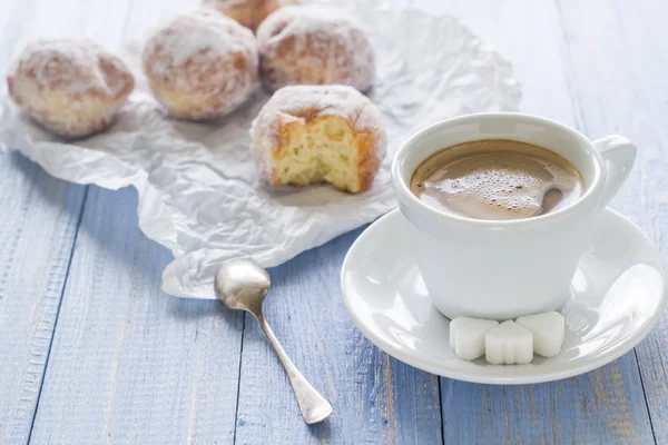 Kaffeetasse Milch süßes Dessert Donuts Puderzucker — Stockfoto