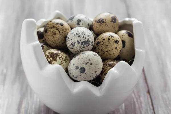 Pequeños huevos de codorniz plato de mesa de madera — Foto de Stock