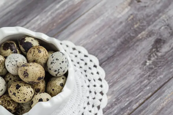 Petits oeufs de caille plat de table en bois — Photo