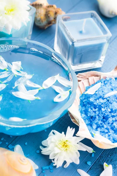 Composición del spa baño de agua sal conchas flores —  Fotos de Stock