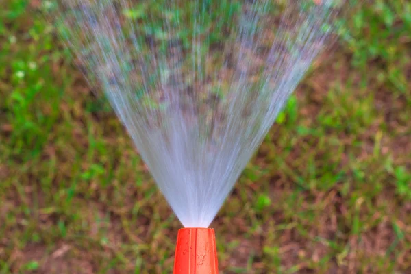 Acqua corrente tubo da giardino — Foto Stock