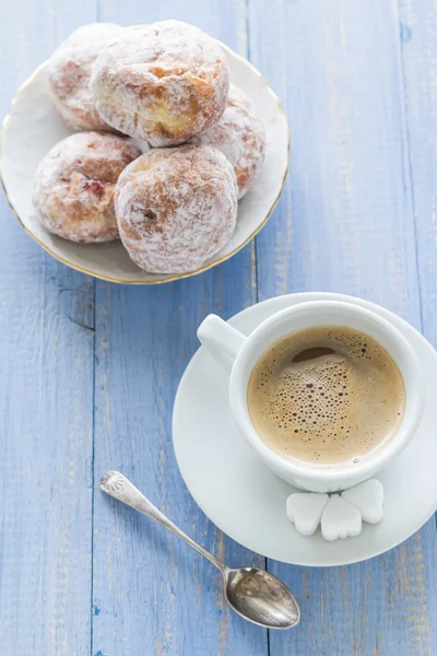 Kubek kawa mleko słodki deser pączki cukru pudru — Zdjęcie stockowe