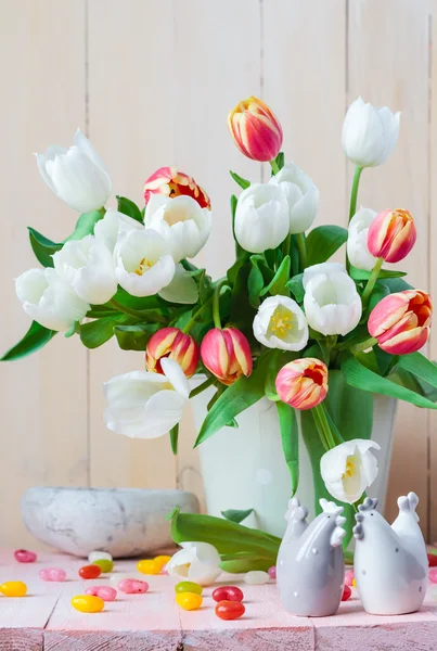 Pasqua natura morta bouquet primavera tulipani — Foto Stock