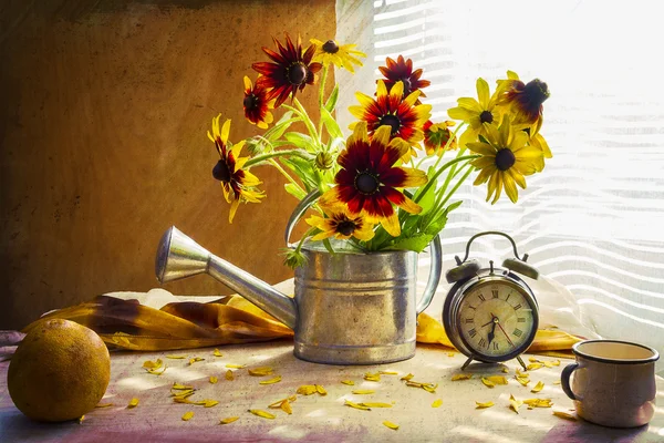 Natura morta con bouquet giallo rudbeckia irrigazione può orologio — Foto Stock