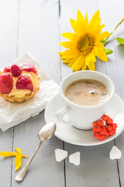 Tasse de café lait gâteau dessert sucré fraises tournesol rowan — Photo