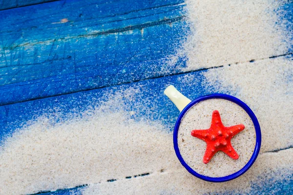 Shell cup zand bezaaid blauwe platen — Stockfoto