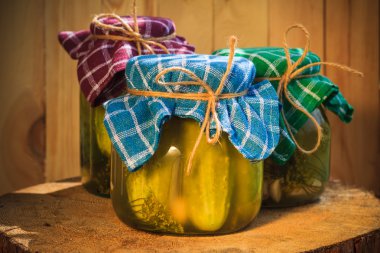 kavanoz salatalık turşusu ahşap tablo