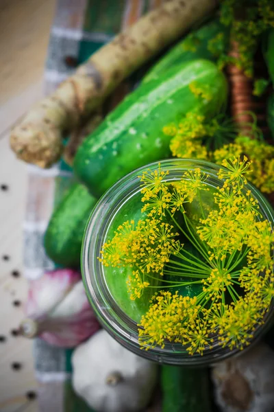 Bovenaanzicht close-up pot pickles andere ingrediënten beitsen — Stockfoto