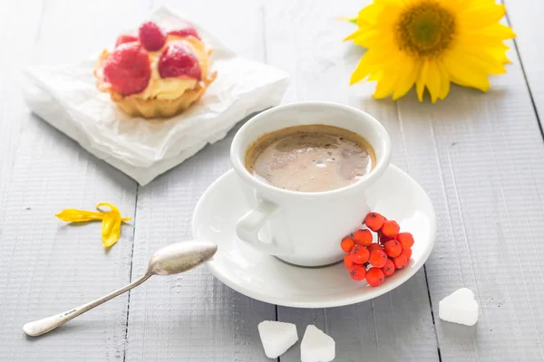 Koffie beker melk zoete dessert taart aardbeien zonnebloem rowan — Stockfoto