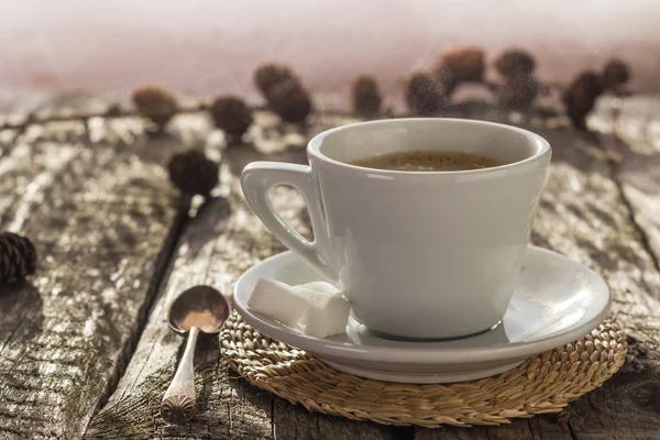 Xícara de café preto madeira bordo marrom pinheiros branco — Fotografia de Stock