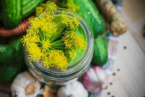 Bovenaanzicht close-up pot pickles andere ingrediënten beitsen — Stockfoto