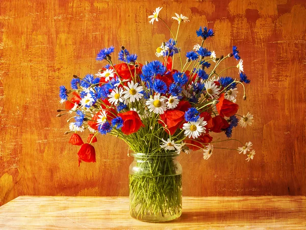 Stilleven Boeket veldbloemen kleurrijke — Stockfoto