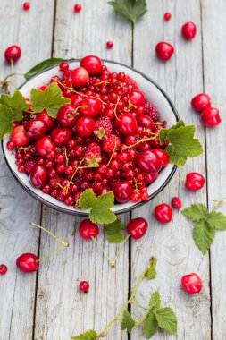 meyve kase tam kiraz ahududu