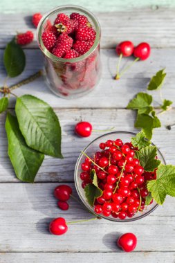 Meyve kiraz kuş üzümü ahşap arka plan