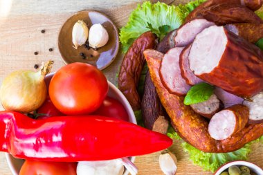 çeşitli etler sebze ahşap tablo