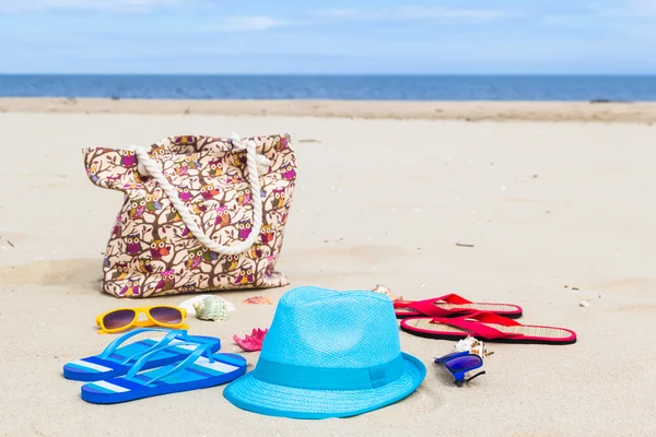 Accessoire zak volledige zonnebaders strand achtergrond — Stockfoto