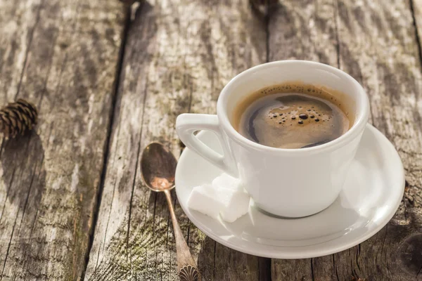 Café taza negro madera tablero marrón pinos blanco — Foto de Stock