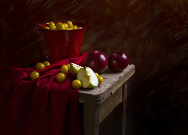 Nature morte fruits pommes prunes mirabelle — Photo