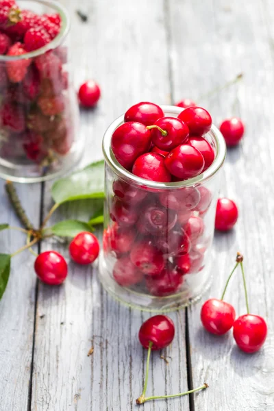 Frisch gepflückte Kirschen Himbeerobst Tisch — Stockfoto