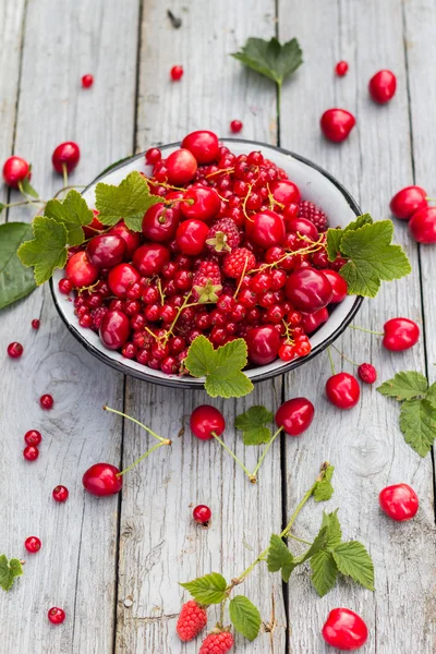 Bol de fruits cerises pleines framboises — Photo