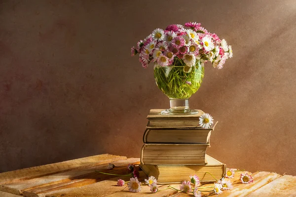 Натюрморт букет маргаритки цветы — стоковое фото